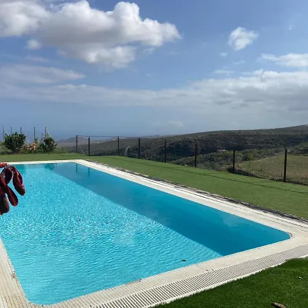 With Shared Pool And Views 別荘 Sabina Alta