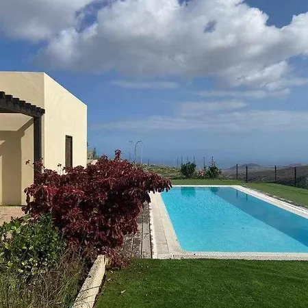 別荘 With Shared Pool And Views *