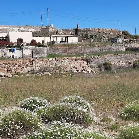 With Shared Pool And Views בית נופש