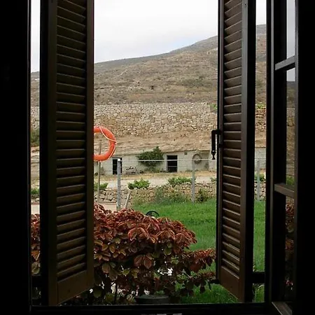 בית נופש With Shared Pool And Views