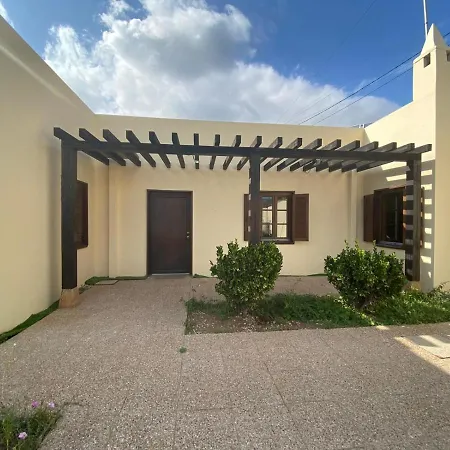 With Shared Pool And Views בית נופש