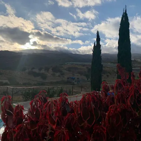 別荘 With Shared Pool And Views Sabina Alta