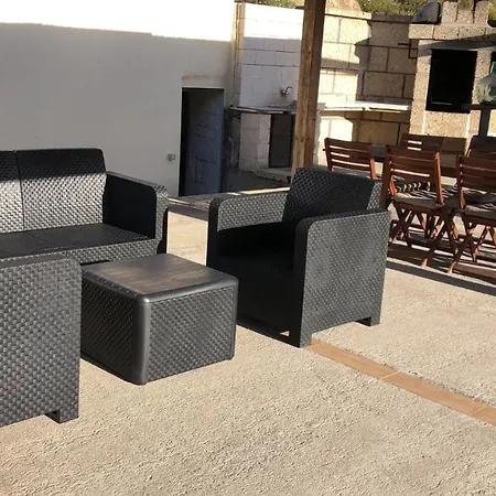 בית נופש With Shared Pool And Views