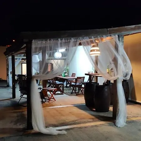 With Shared Pool And Views Prázdninový dům