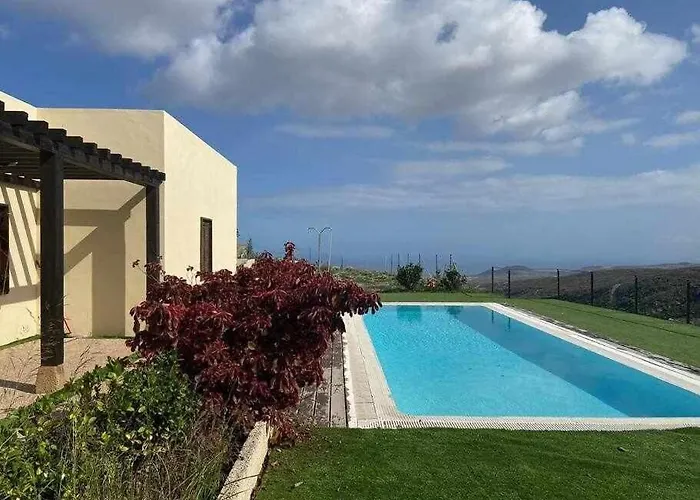 Vakantiehuis With Shared Pool And Views *