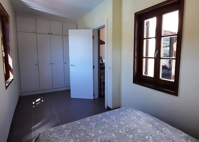 Vakantiehuis With Shared Pool And Views *